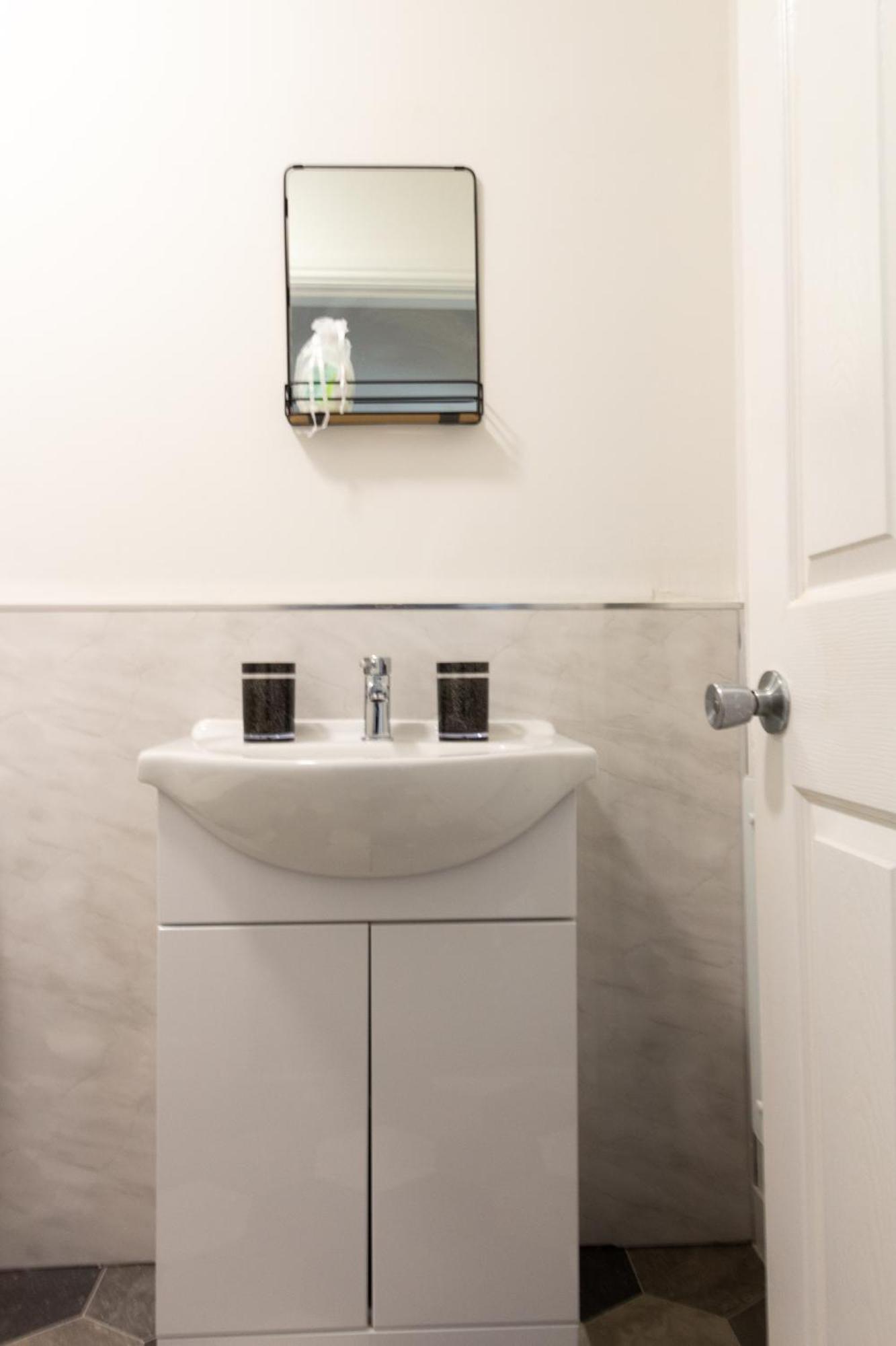 Cosy & Compact In Swinton Apartment