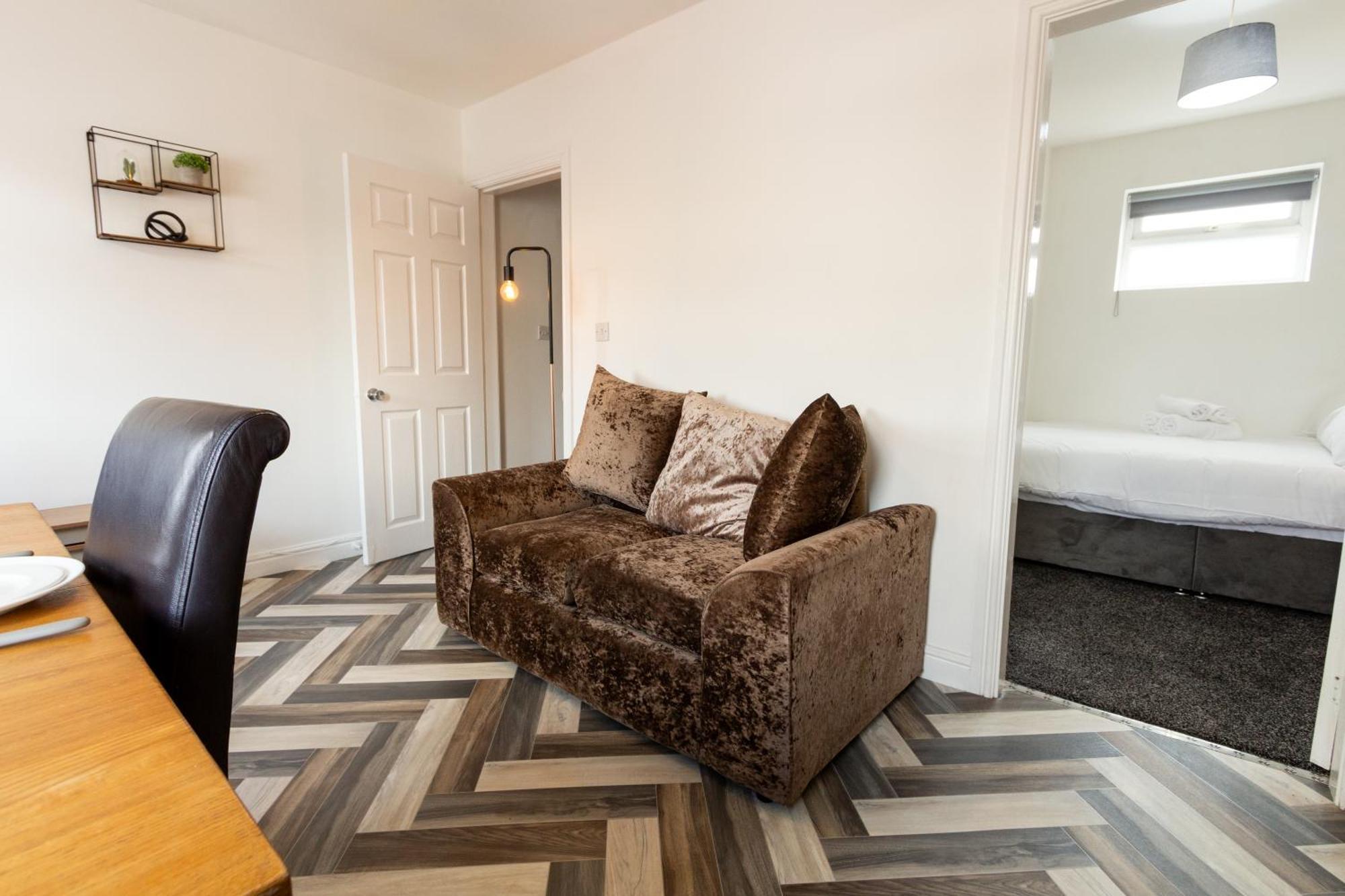 Cosy & Compact In Swinton Apartment *
